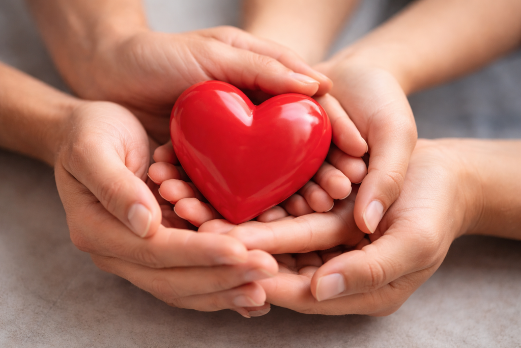 Händer som omsluter hjärta